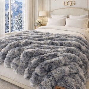 Ugg Luxurious Blue Faux Fur Blanket 50x70